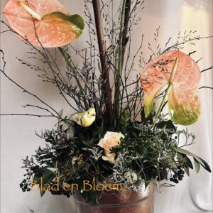 Hoog bloemstuk in pot